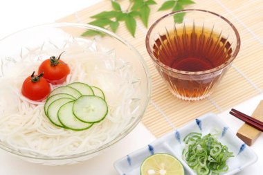 Beyaz arka plan üzerinde soya sosu ile cam bir tabakjapon somen erişte  