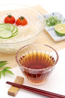 Beyaz arka plan üzerinde soya sosu ile cam bir tabakjapon somen erişte  