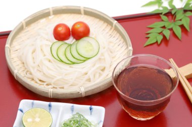 Beyaz arka plan üzerinde soya sosu ile bir bambu çanak Japon somen erişte