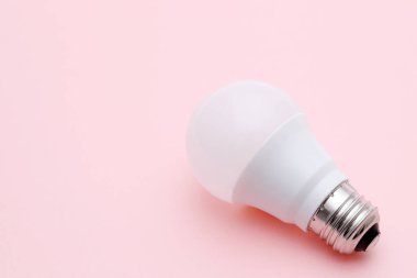 Pembe arka planda led enerji tasarruflu ampul  