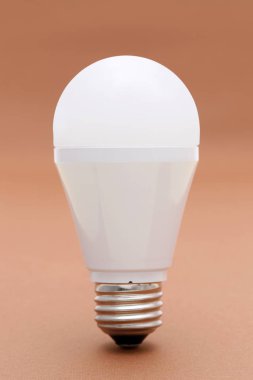 Kahverengi arka planda led enerji tasarruflu ampul 