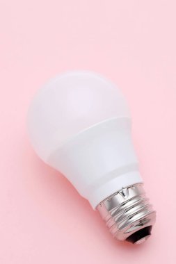 Pembe arka planda led enerji tasarruflu ampul 