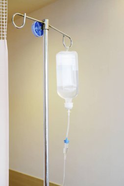 İnfüzyon IV damla tuzlu çözüm şişede tıbbi hasta odası