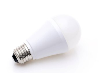 Beyaz arka planda led enerji tasarruflu ampul 