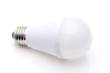 Beyaz arka planda led enerji tasarruflu ampul 