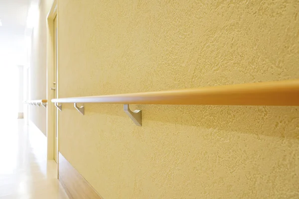 Passerelle Dans Bâtiment Avec Balustrade Sur Mur Blanc — Photo