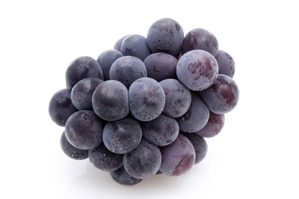 串白色背景上孤立的成熟黑葡萄 — 图库照片