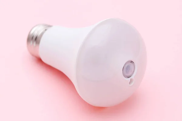 Led Energiesparlampe Auf Rosa Hintergrund — Stockfoto