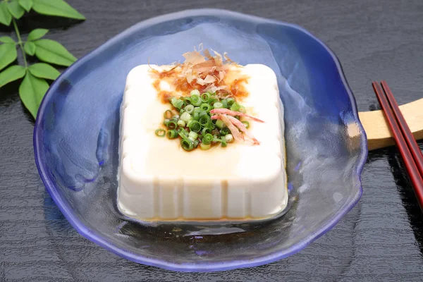 Cibo Giapponese Tofu Freddo Morbido Giapponese Piatto Vetro Sfondo Nero — Foto Stock