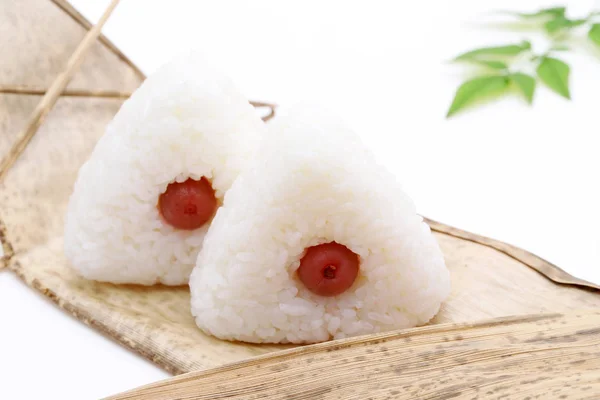 Onigiri Japanisches Essen Japanischer Reisball Reisdreieck Mit Umeboshi — Stockfoto