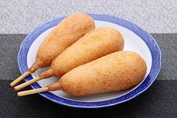 Корн-доги на тарелке. Эта еда называется американской собакой по всей Японии.
.