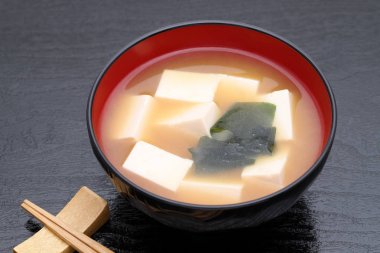 Japon gıda, bir kase üzerinde tofu ve wakame Miso çorbası 