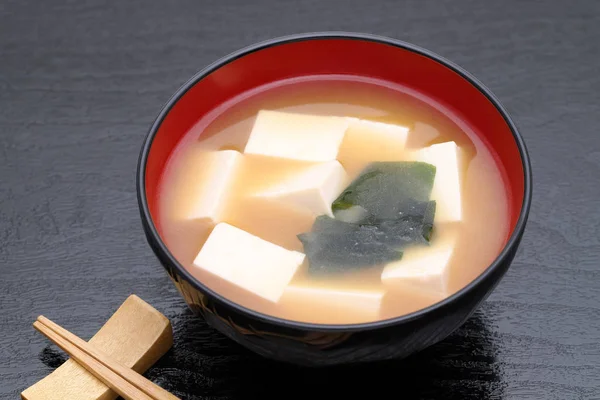 Japanisches Essen Misosuppe Aus Tofu Und Wakame Auf Einer Schüssel — Stockfoto