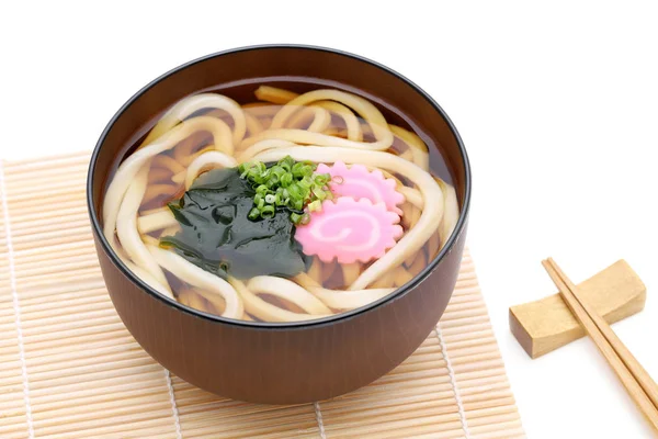 Giapponese Kake Udon Tagliatelle Una Ciotola Ceramica Sfondo Bianco — Foto Stock