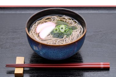 Tepside yemek çubukları ile seramik bir kapta Japon Kake soba erişte
