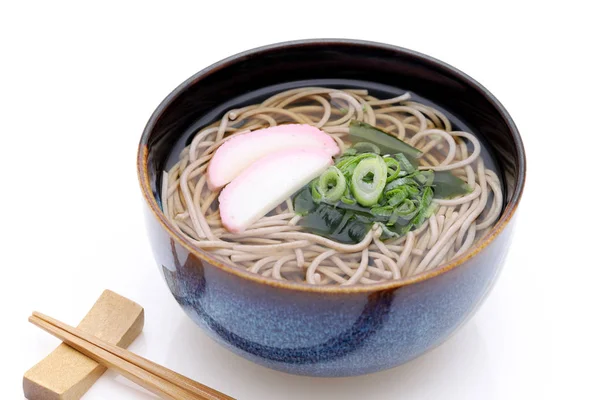 Giapponese Kake Soba Tagliatelle Una Ciotola Ceramica Sfondo Bianco — Foto Stock