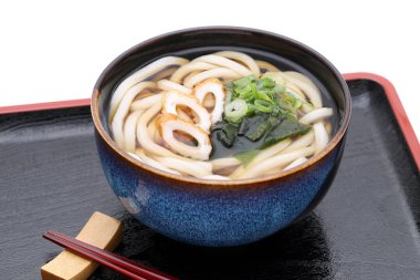 Ahşap tepsi üzerinde bir seramik kase Japon Kake udon erişte 