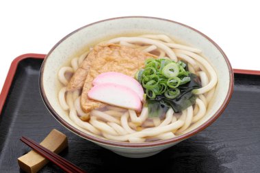 Ahşap tepsi üzerinde bir seramik kase Japon Kitune udon erişte 