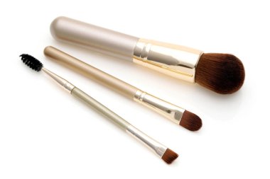 beyaz arka plan üzerinde izole toz blusher fırçalar makyaj