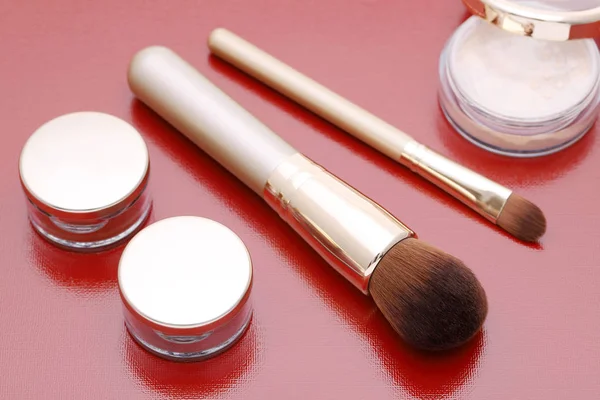 Primer Plano Del Maquillaje Polvo Pincel Sobre Fondo Rojo — Foto de Stock
