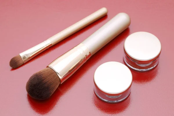 Primer Plano Del Maquillaje Polvo Pincel Sobre Fondo Rojo — Foto de Stock