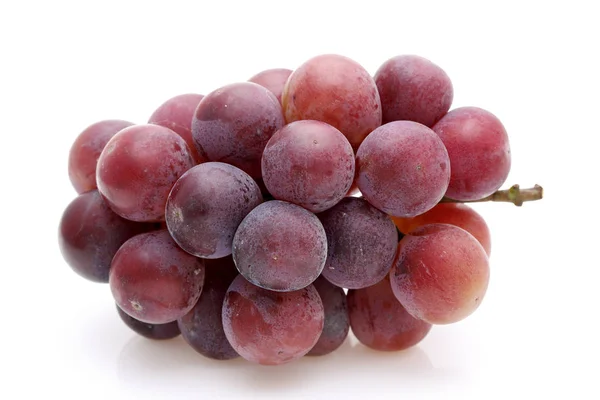 一束成熟的红葡萄 背景为白色 — 图库照片