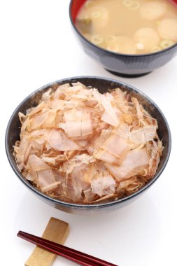 Japon gıda, Katuobushi beyaz arka plan üzerinde pişmiş pirinç 