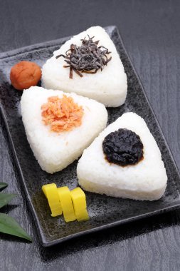 Onigiri, Japon gıda, Japon pirinç topu, takuan ve umeboshi ile pirinç üçgeni 
