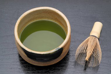 Çay çırpMa ile seramik bir kase Japon matcha yeşil çay