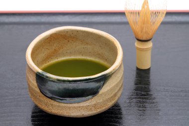 Çay çırpMa ile seramik bir kase Japon matcha yeşil çay