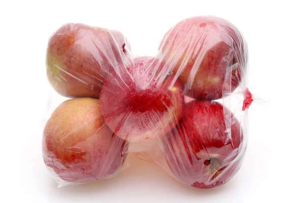 Manzana Roja Una Bolsa Plástico Aislada Sobre Fondo Blanco —  Fotos de Stock