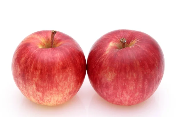 Δύο Κόκκινα Μήλα Λευκό Φόντο — Φωτογραφία Αρχείου