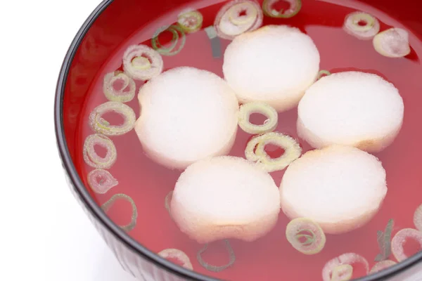 日本食 ボウルに入った風と野菜のオスイモノスープ — ストック写真