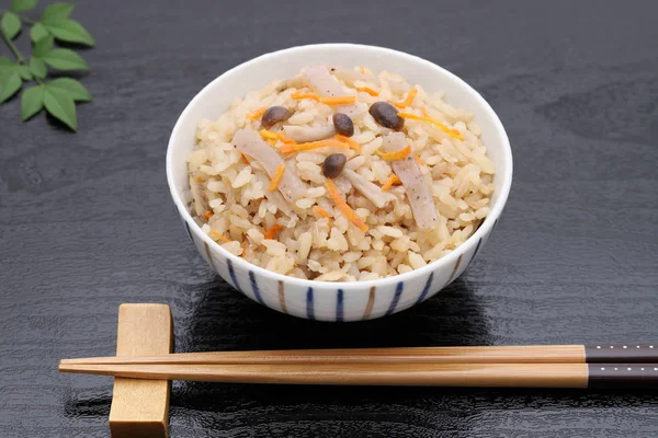 Makanan Jepang Nasi Rebus Takikomi Gohan Latar Belakang Hitam — Stok Foto