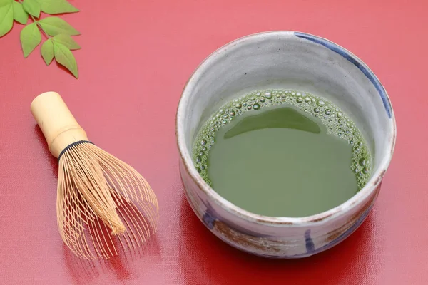 Chá Verde Matcha Japonês Uma Tigela Cerâmica Com Batedor Chá — Fotografia de Stock