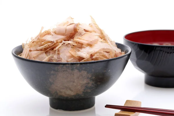 Japanisches Essen Katuobushi Auf Gekochtem Reis Auf Weißem Hintergrund — Stockfoto