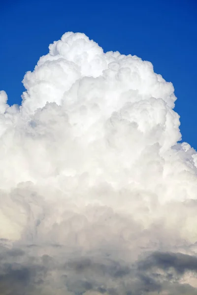 Açık Mavi Gökyüzünde Beyaz Kümülonimbus Bulutları — Stok fotoğraf