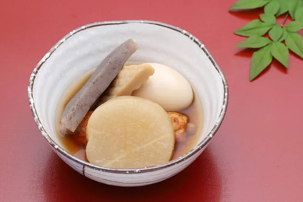 Comida Japonesa Oden Uma Tigela Fundo Vermelho — Fotografia de Stock