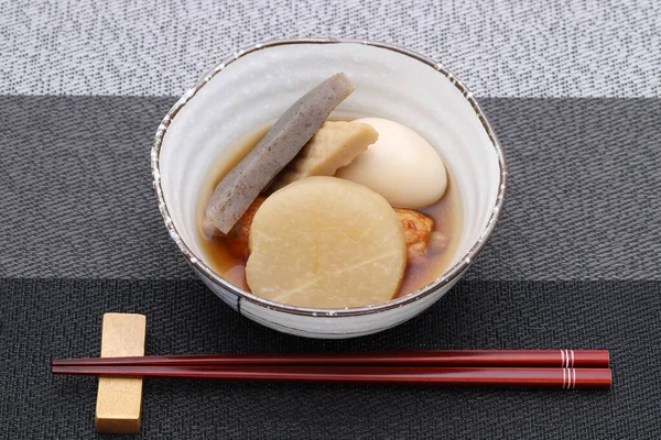 Comida Japonesa Oden Uma Tigela Mesa Preta — Fotografia de Stock