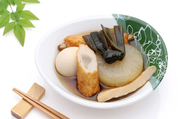 Japanisches Essen Oden Einer Schüssel Auf Weißem Hintergrund — Stockfoto