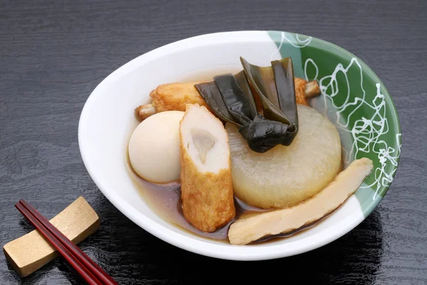 Makanan Jepang Oden Dalam Mangkuk Atas Meja Hitam — Stok Foto