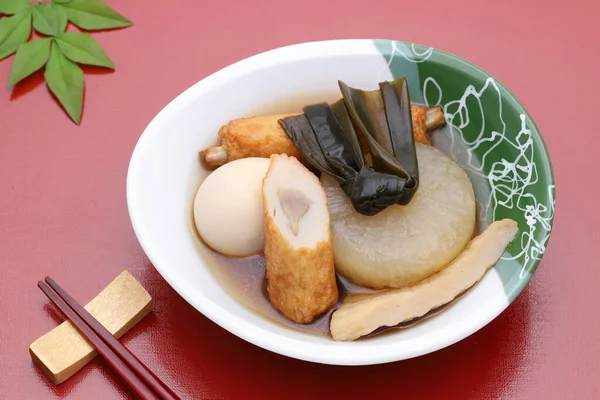 Japanisches Essen Oden Einer Keramikschüssel Auf Holztablett — Stockfoto