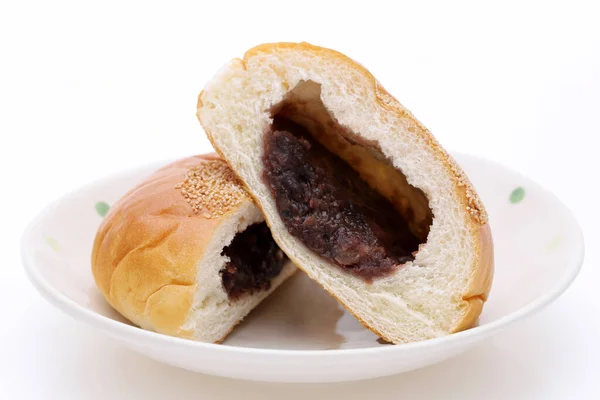 Beyaz Zemin Üzerinde Japon Kırmızı Fasulye Ekmeği Pan — Stok fotoğraf