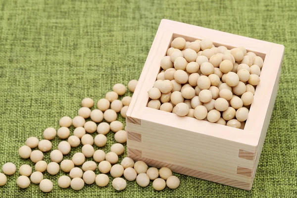 木製の升の中の大豆大豆 — ストック写真