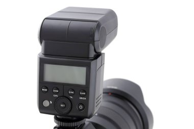 Beyaz arkaplanda flaş izole edilmiş fotoğraf makinesi gövdesi  