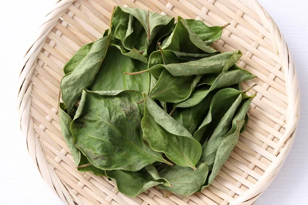 Dried Persimmon Leaves Herbal Medicine Bamboo Basket — Stock Photo, Image