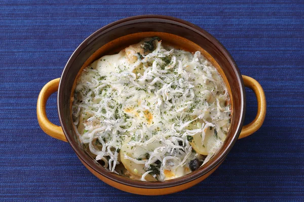 Bratkartoffeln Und Käse Mit Shirasu Einem Gericht Auf Dem Tisch — Stockfoto