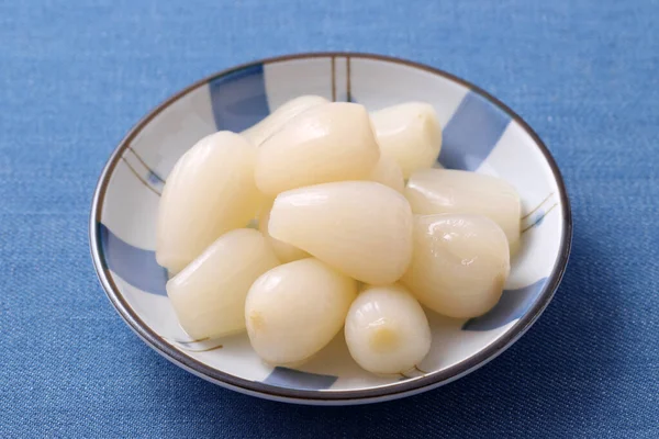 Ιαπωνικά Rakkyo Γλυκά Και Ξινά Scallions Τουρσί Ένα Πιάτο — Φωτογραφία Αρχείου