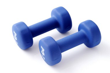 Beyaz arka planda iki çift mavi fitness dambılı, sağlıklı yaşam tarzı, spor ve diyet kavramları. Spor malzemeleri..