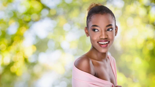 Hermosa Chica Afroamericana Verde — Foto de Stock